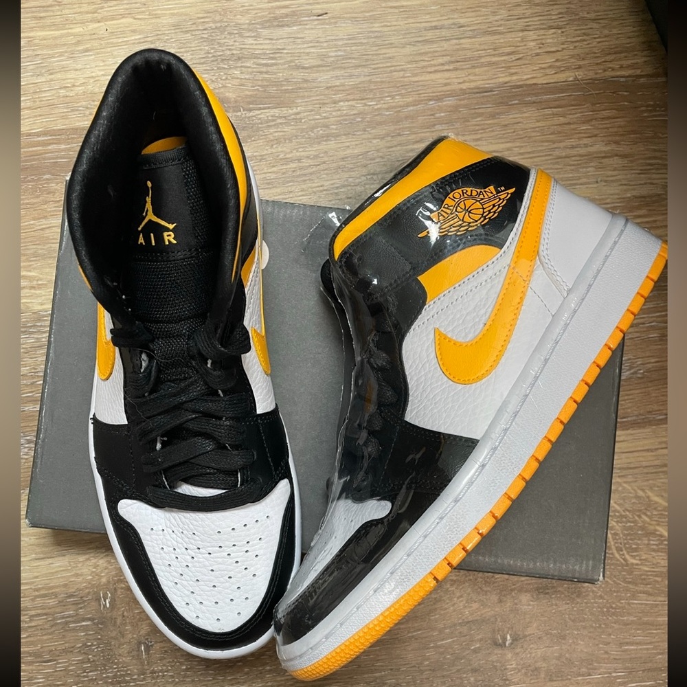 Nike Women’s Air Jordan 1 Mid Laser Orange/Black - Brand New 7.5 (W) - Picture 1 of 8